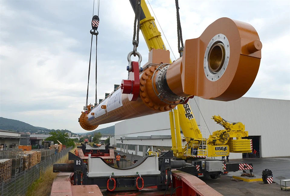 Cilindru hidraulic mare